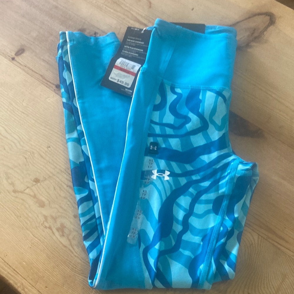 Under Armour compression high rise ankle crop leggings.